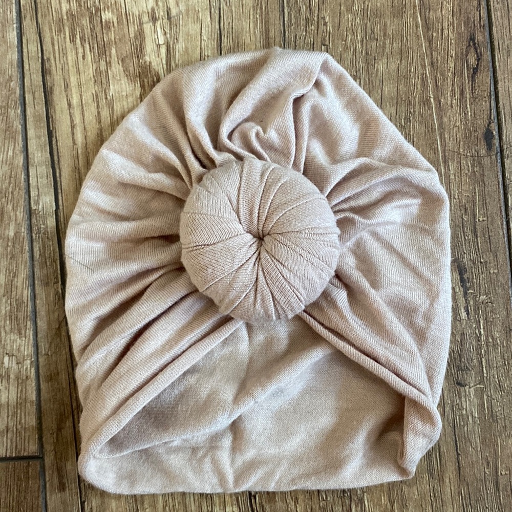Knot baby turban 0-3 months. Tan